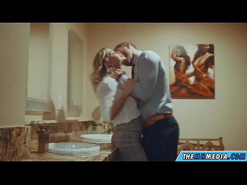 ❤️ Калі грудастая бландынка спакушае цябе ў грамадскім туалете ️❌ Сэкс у нас ❌️❤